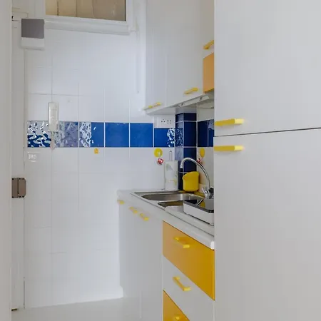 144 - Sunshine 9, Fronte E Vista Mare, 100metri * Sanremo